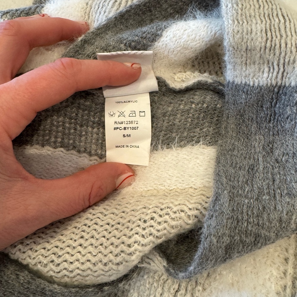 Elegant Gray and White Poncho - Picture 4 of 4